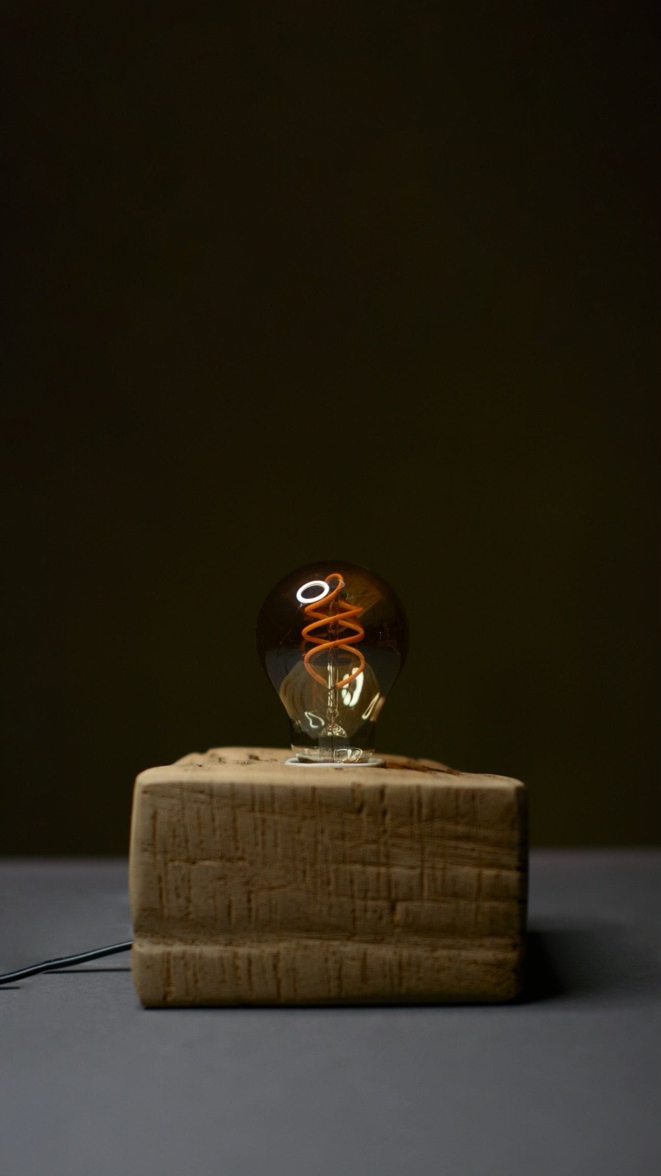 Jutranja joga na balkonu z osupljivim razgledom na gore. Lesena luč. Wooden lamp.