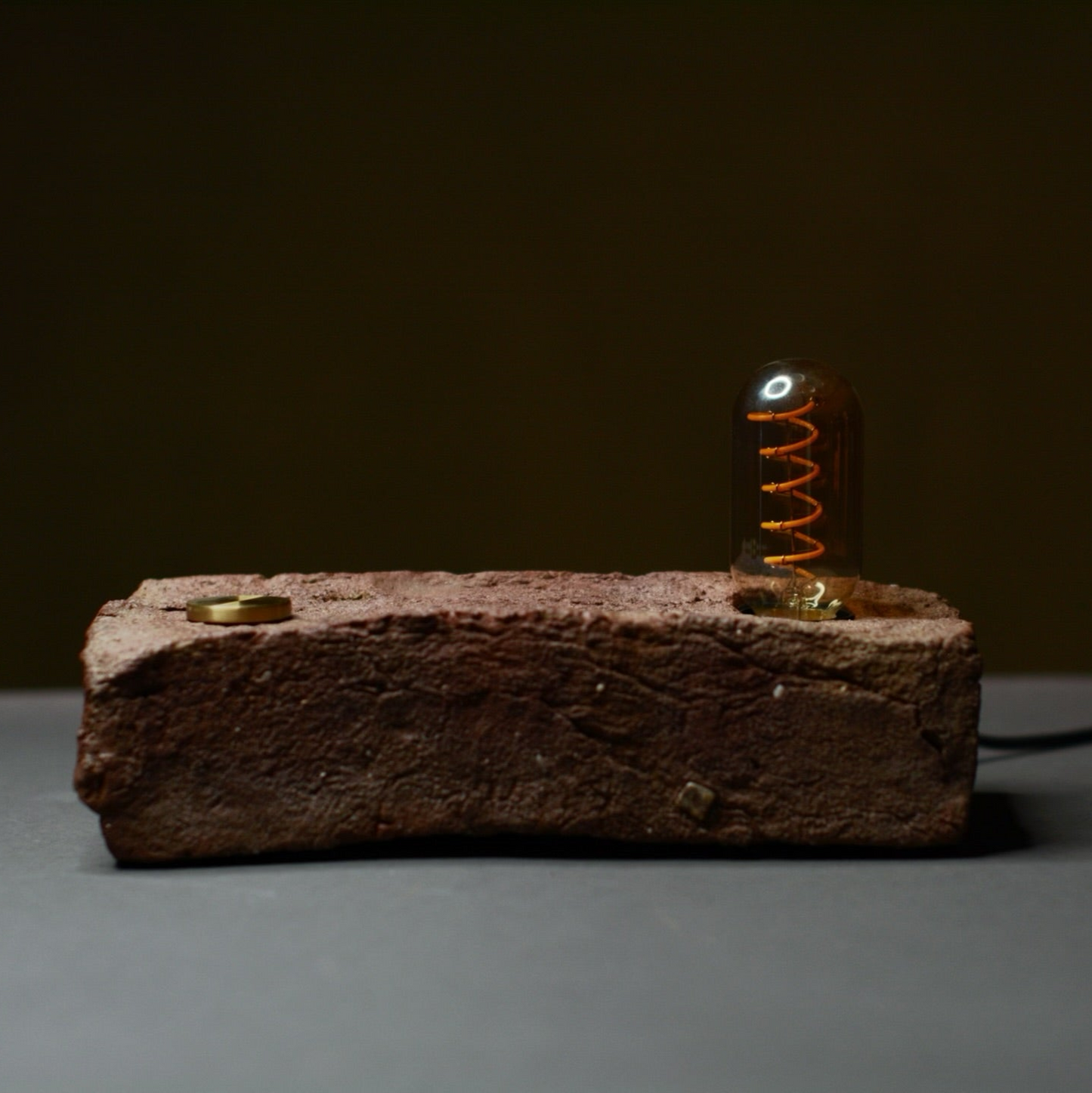 Moderna zatemnljiva talna svetilka z dotikalnim stikalom in naravnim opečnatim zaključkom. Table lamp. Floor lamp. Lights. Stone lamp. Kamnita svetilka.