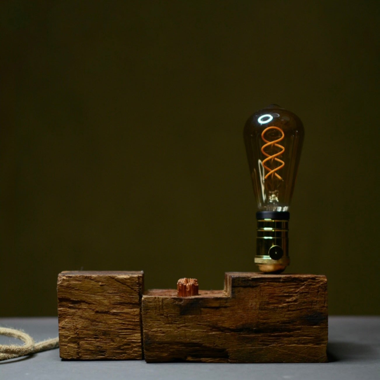 Posnetek rok od blizu v položaju mudre, ki simbolizira osredotočenost in sprostitev. Lesena luč. Wood lamp. Lesena svetilka.