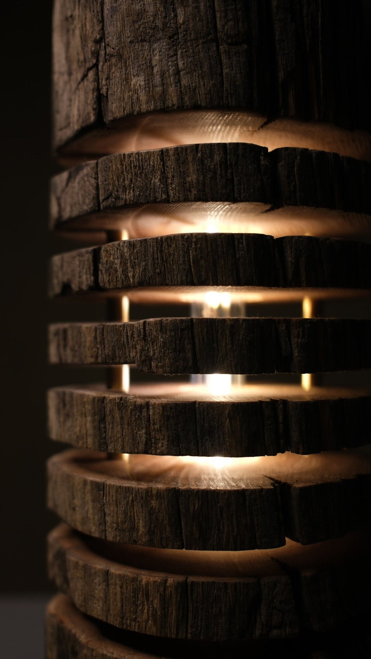 Ambientalna topla osvetlitev. wood lamp for meditation space.