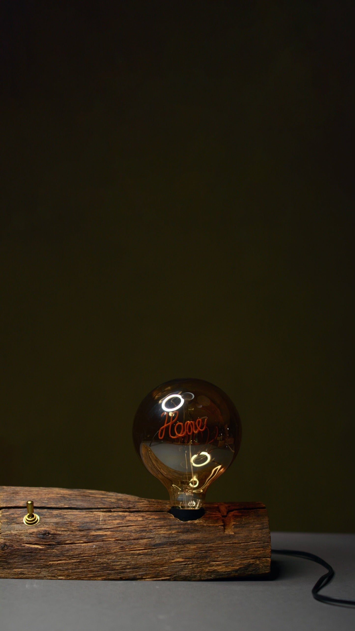 Handmade wood lamp. Trajnostna lesena svetilka iz naravnih materialov, kot je kostanj. Luč iz lesa. Lesena luč.