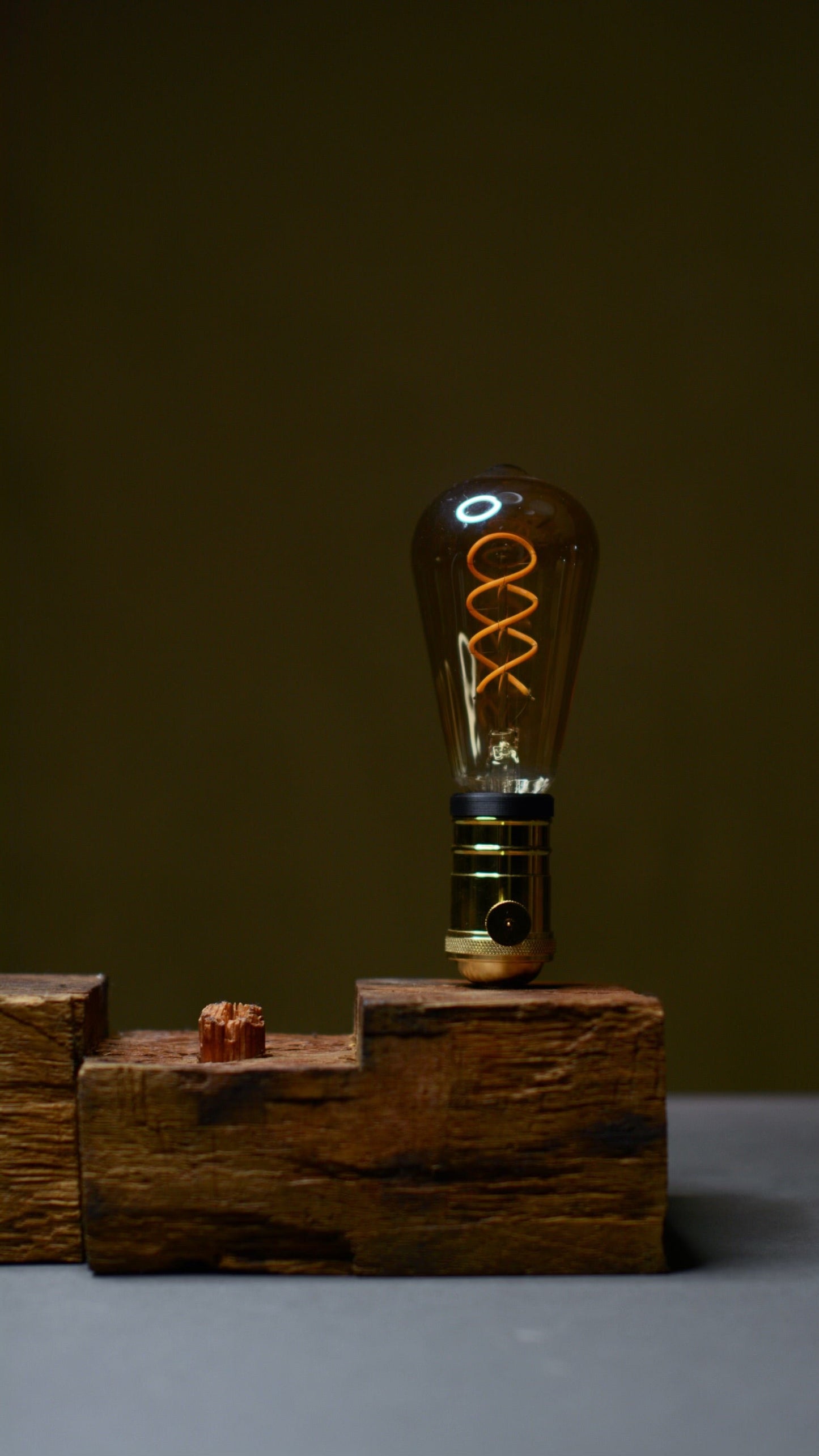 Posnetek rok od blizu v položaju mudre, ki simbolizira osredotočenost in sprostitev. Lesena svetilka. Wood lamp
