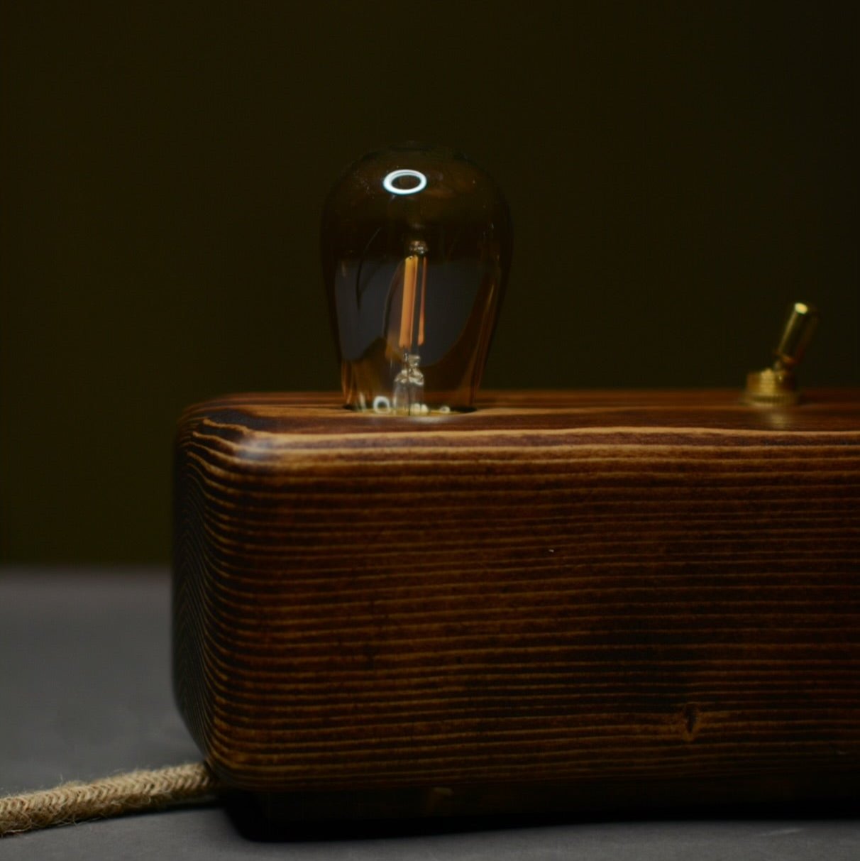 Nežna lesena svetilka, ki ustvari toplo in prijetno vzdušje v vsakem prostoru. Table lamp. Floor lamp. Lights.