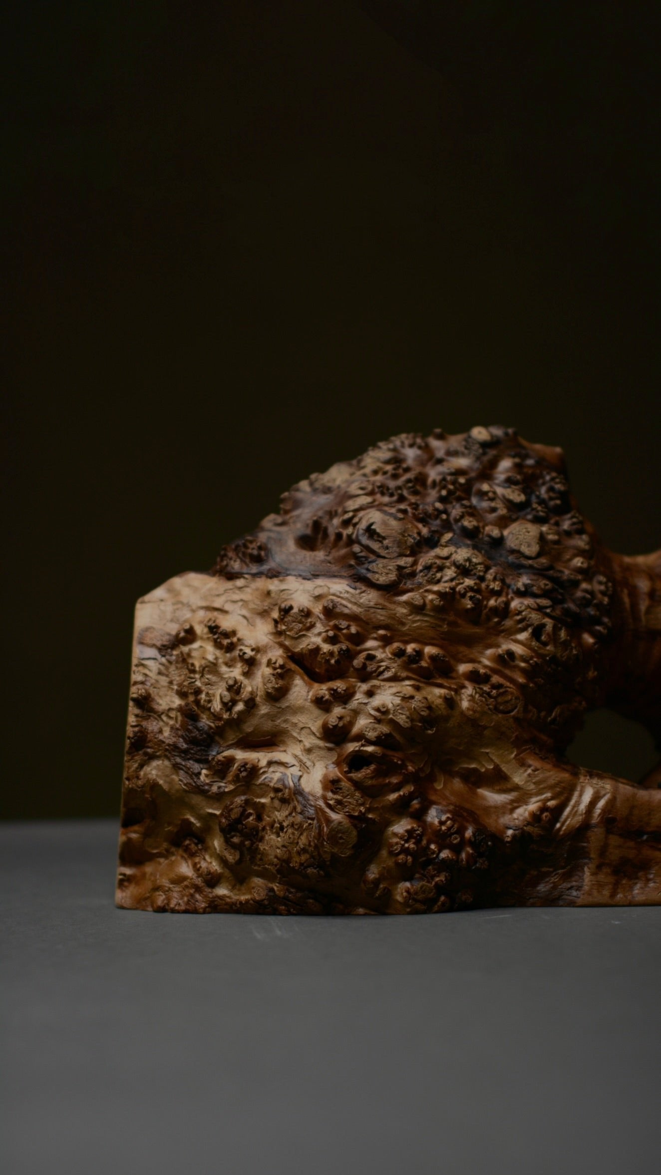 Handmade wooden lamp. Topla lesena nočna svetilka. Luč iz lesa. Lesena luč.