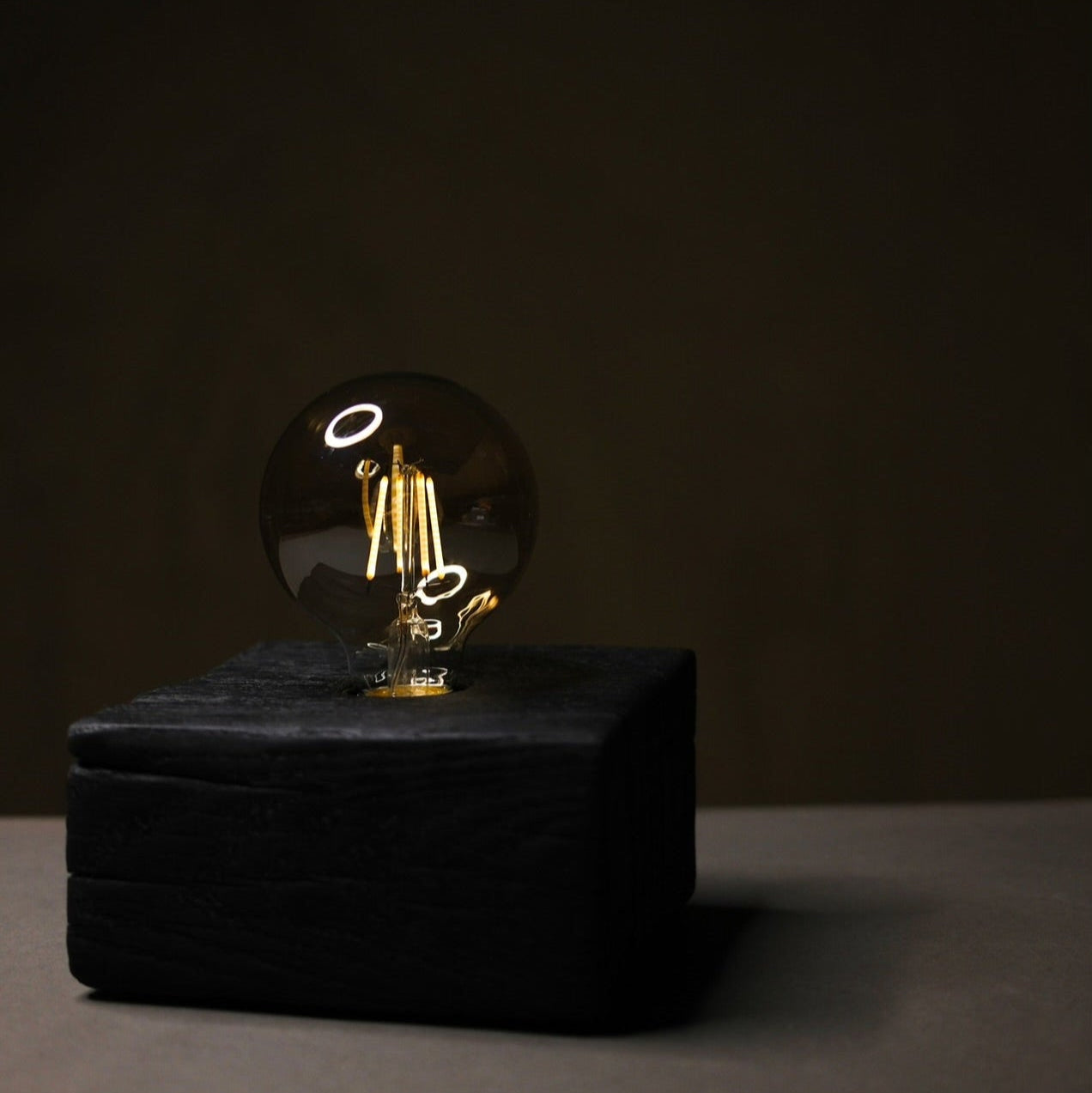 Jutranja joga na balkonu z osupljivim razgledom na gore. Lesena luč. Svetilka. Wooden lamp