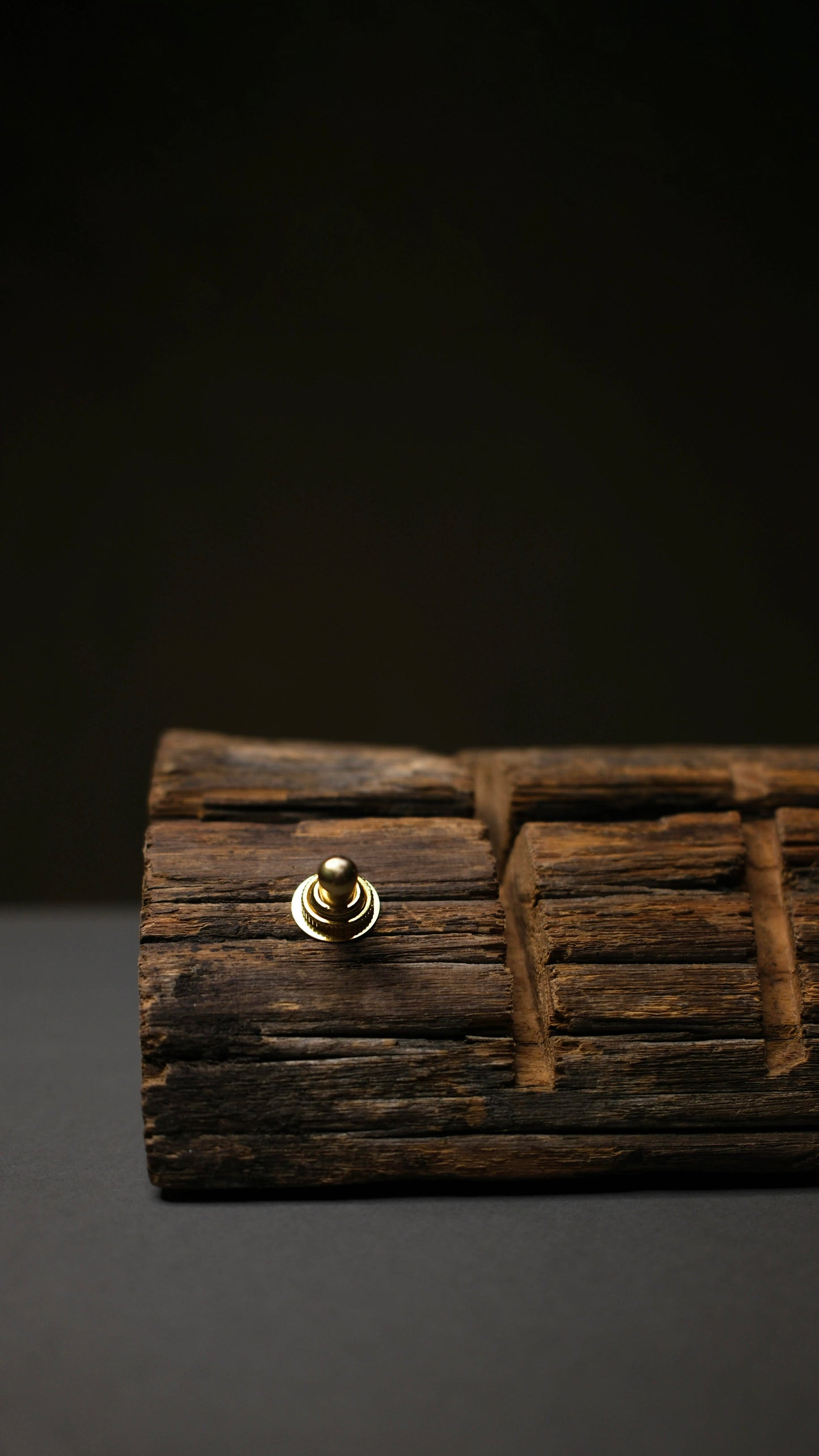 lesena svetilka ročno izdelana. wooden table lamp with LED. Trajnostna lesena svetilka iz naravnih materialov, kot je kostanj.