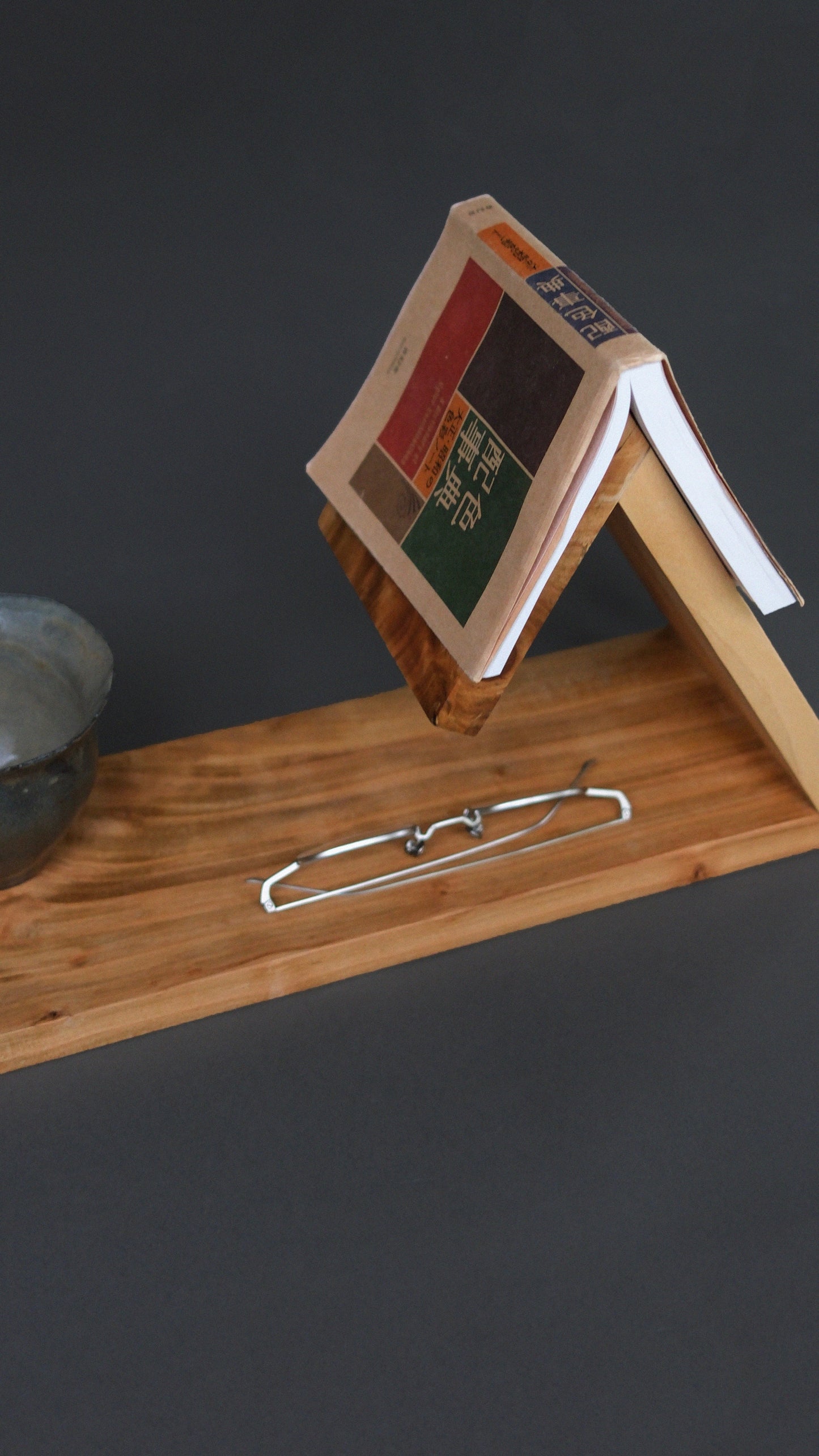 wood book stand. Leseno knjižno stojalo. Stojalo za knjige. Leseno stojalo za knjigo