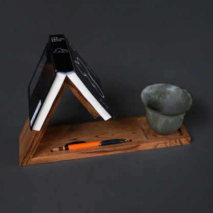 Book stand. Nosilec za knjigo. Stojalo za knjigo s skodelico.