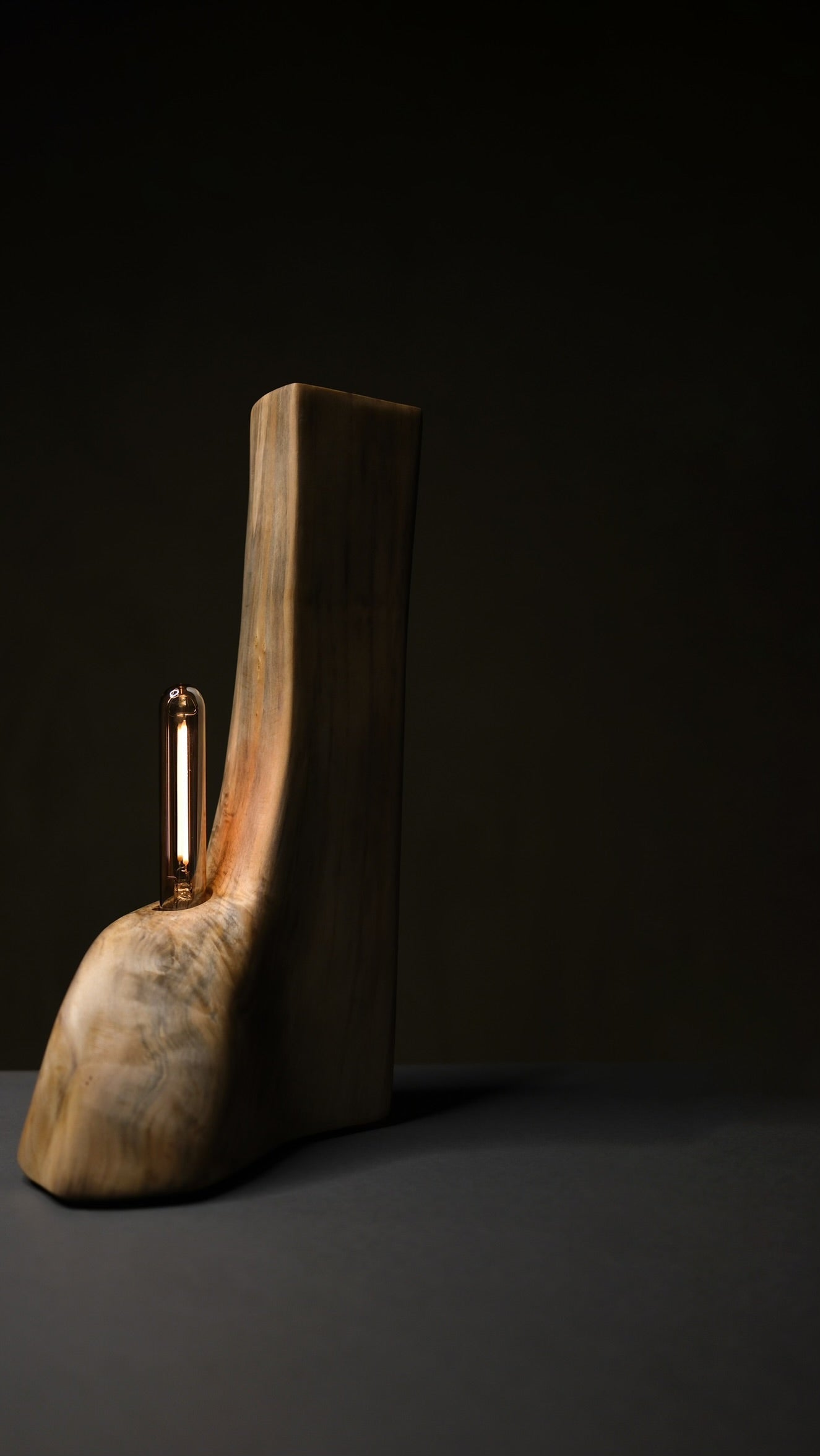 Ambientalna topla osvetlitev. Rustikalna ročno izdelana lesena zasnova luči. Table lamp. Floor lamp. Lights.