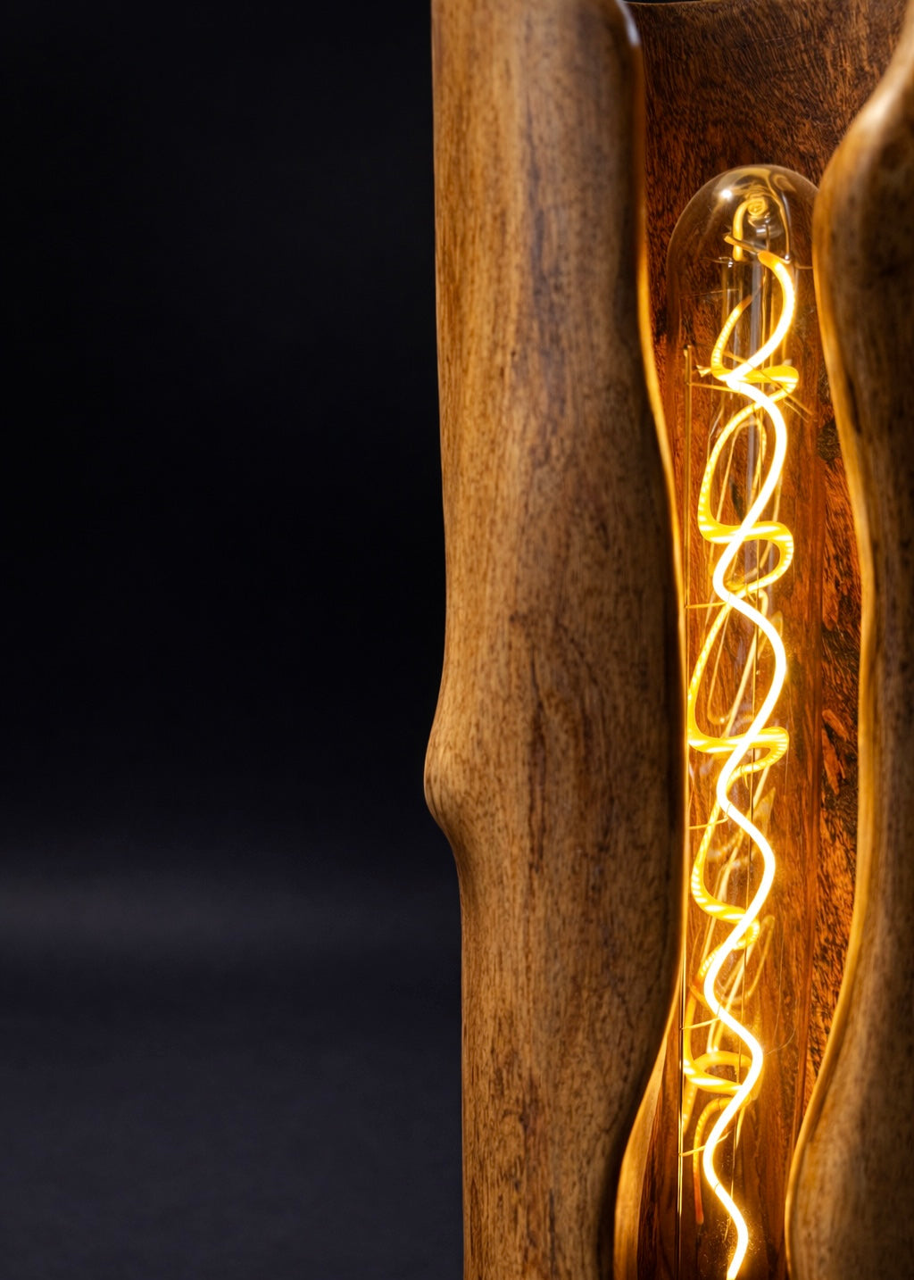 Lesena svetilka z žarečo notranjostjo na temnem ozadju