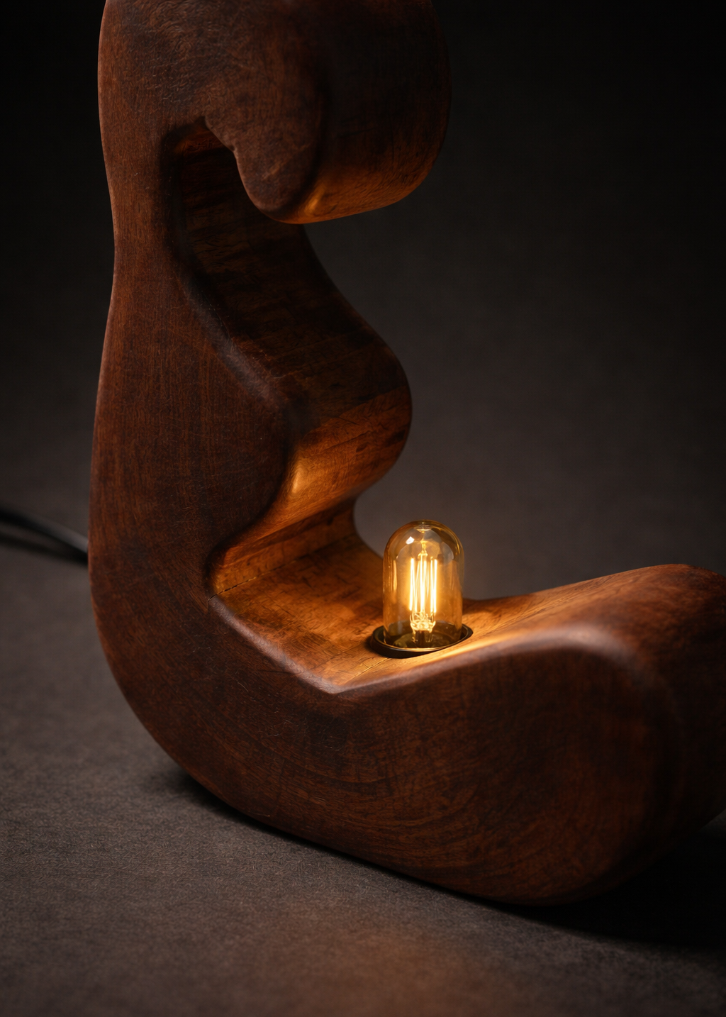 Ambientalna topla osvetlitev. Rustikalna ročno izdelana lesena zasnova luči.