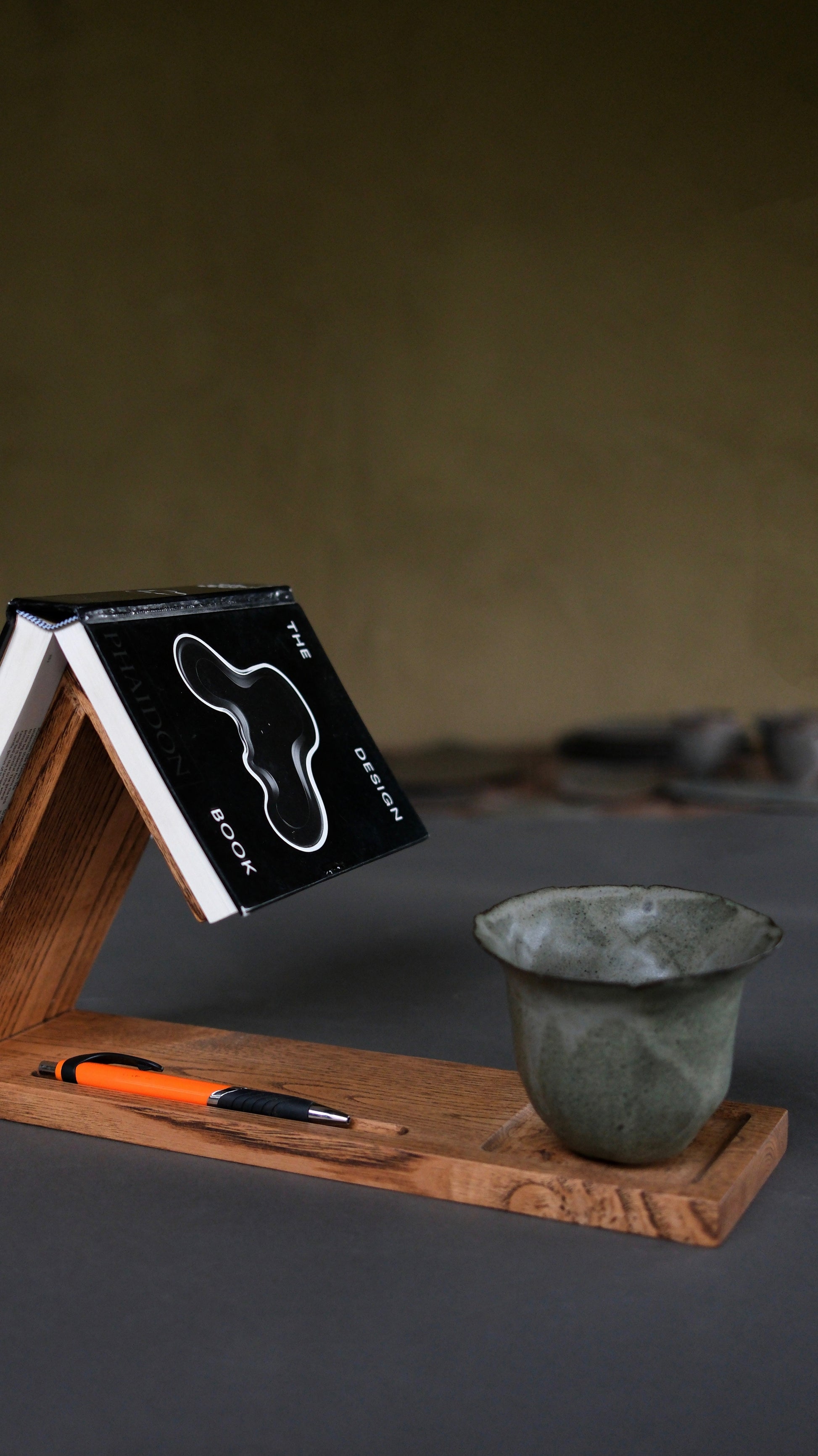 Book stand. Nosilec za knjigo. Stojalo za knjigo s skodelico.