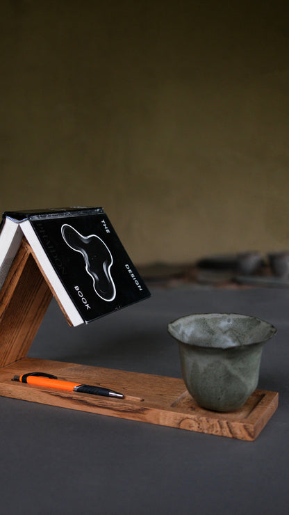 Book stand. Nosilec za knjigo. Stojalo za knjigo s skodelico.