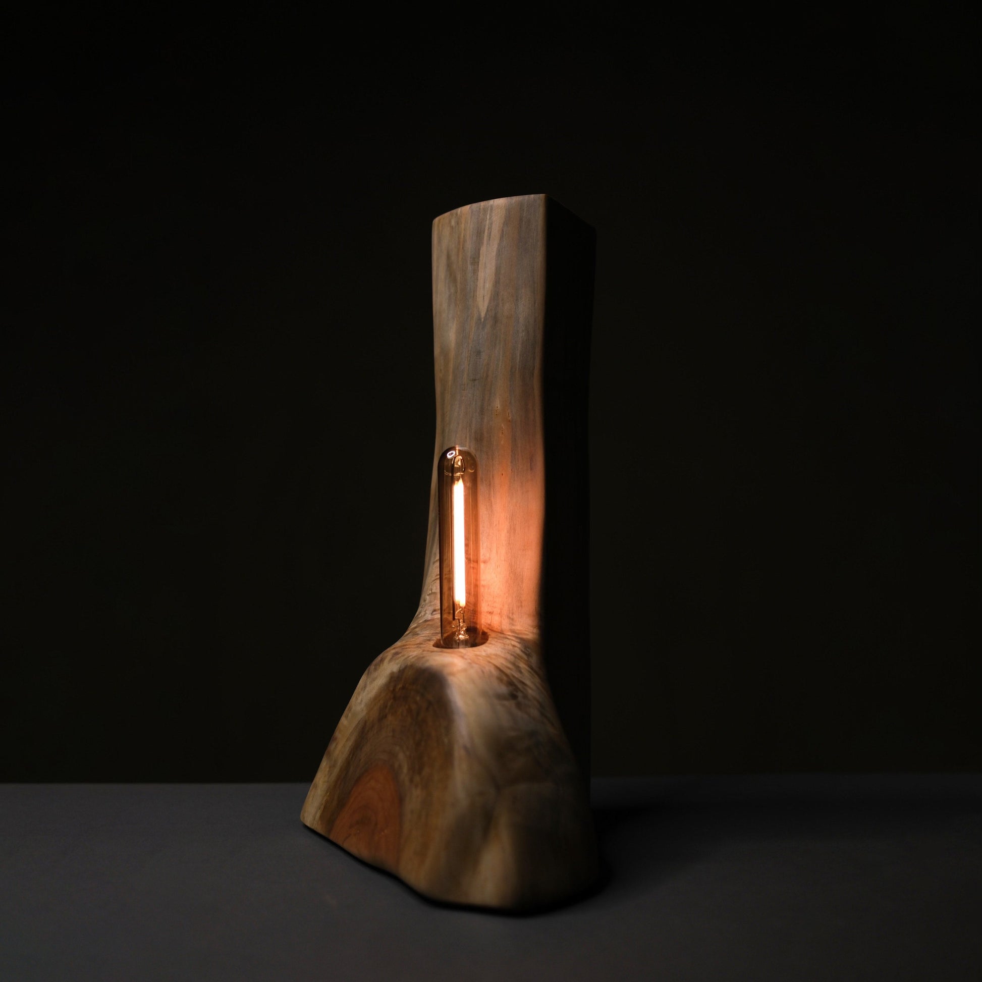Ambientalna topla osvetlitev. Rustikalna ročno izdelana lesena zasnova luči. Table lamp. Floor lamp. Lights.