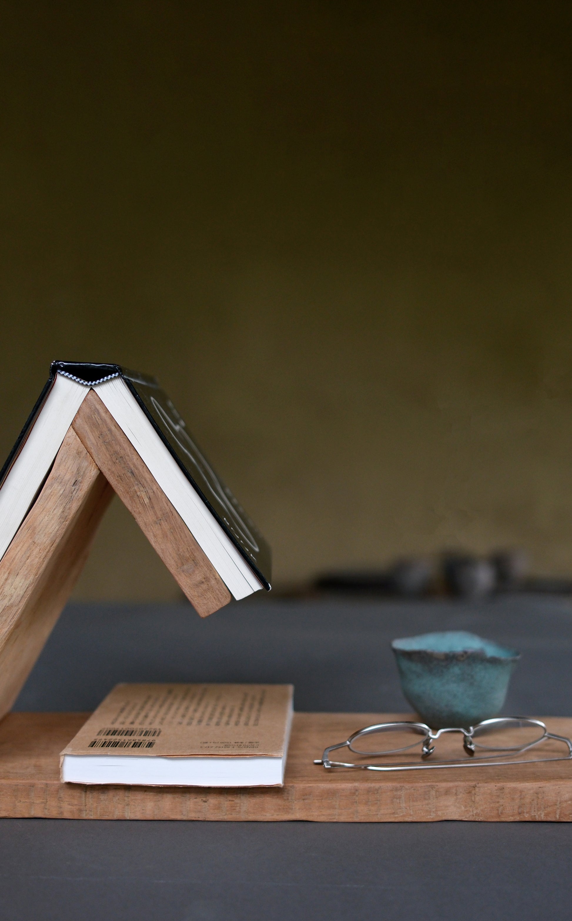 wood book stand. Leseno knjižno stojalo. Stojalo za knjige, Leseno stojalo za knjigo